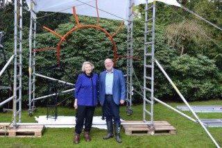 Op initiatief van prinses Beatrix wordt 'De zon' verplaatst naar Drakensteyn in Lage Vuursche.