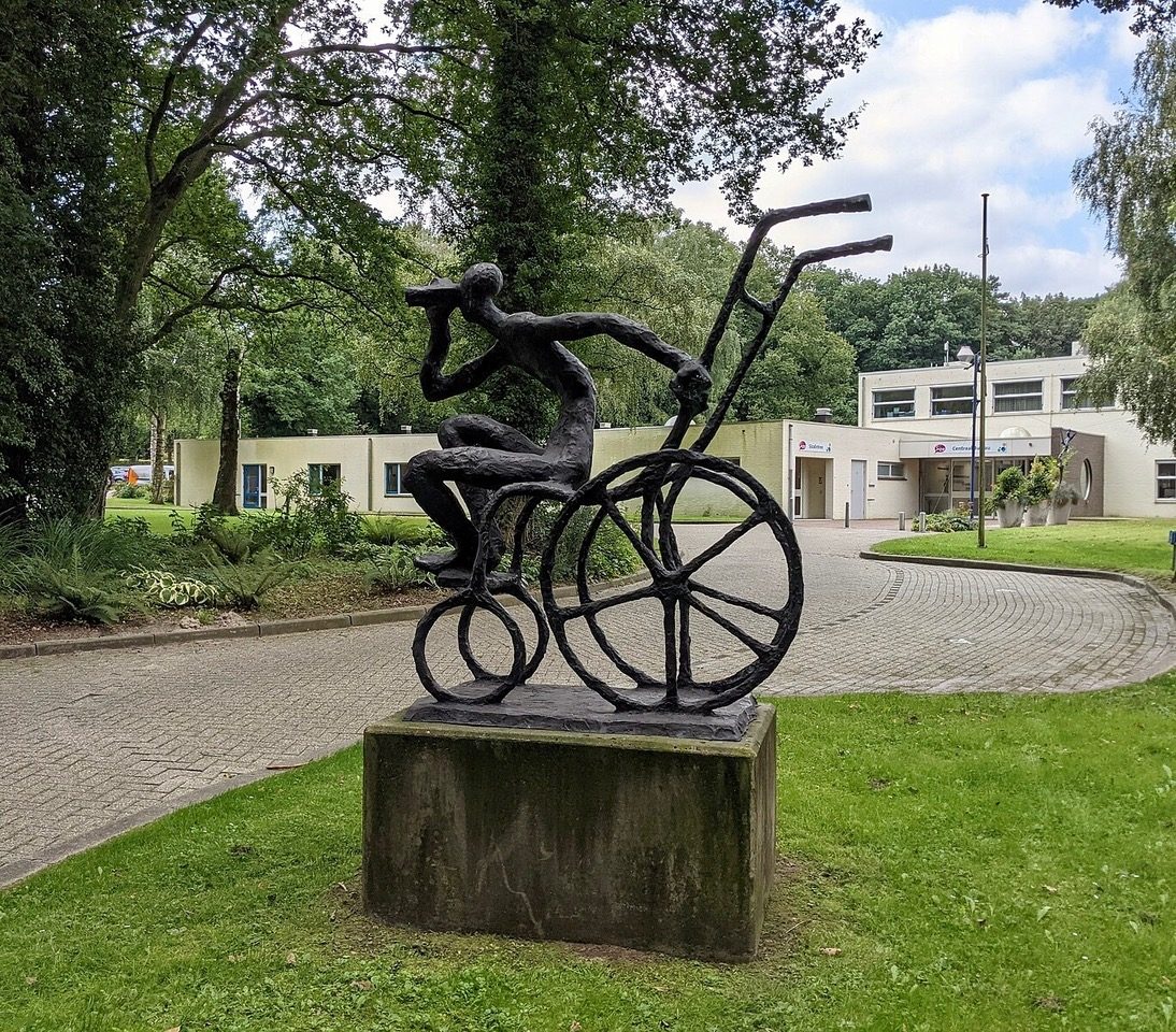 'Figuur op stoel', brons, Siza Arnhem.