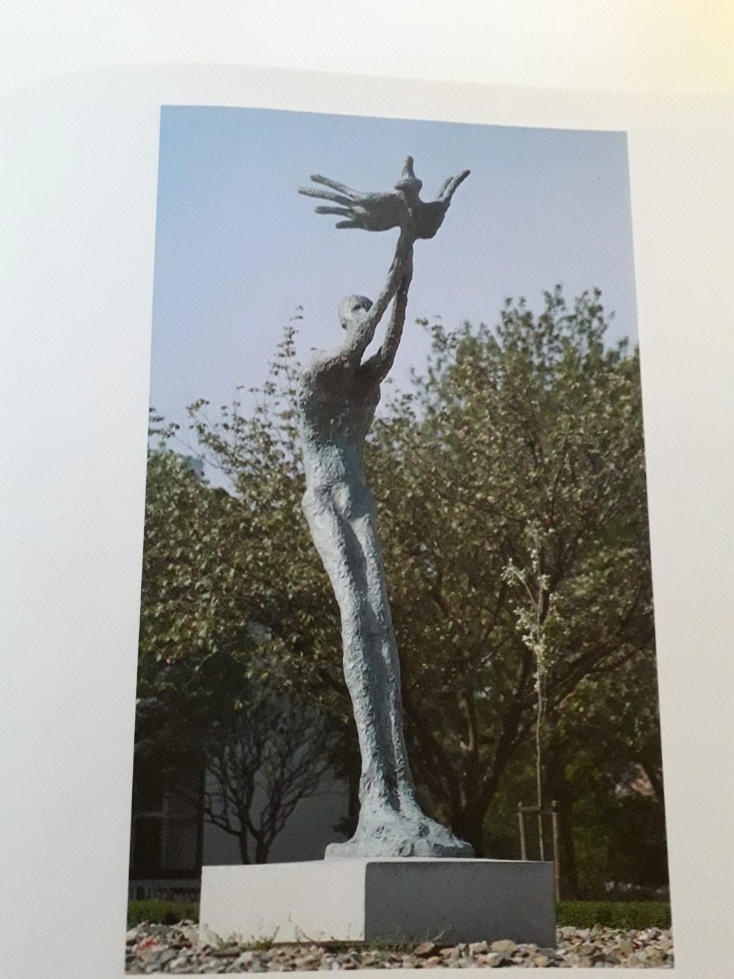 ‘Staande figuur’, brons, Gemeente Beuningen. Al snel na de plaatsing krijgt het beeld de bijnaam ‘De Vogelman’.