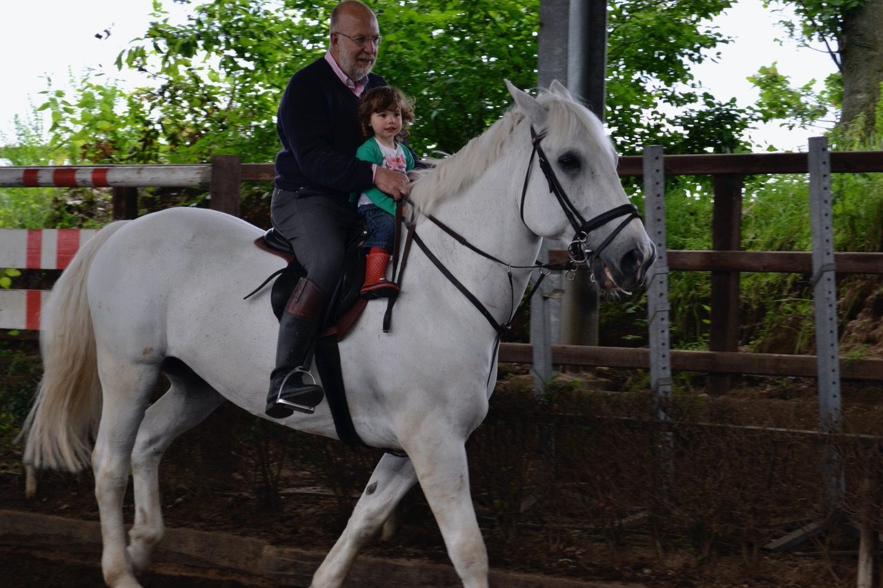 Blijft trouw aan zijn tweede passie, de paardensport. Hier met kleindochter Liv.