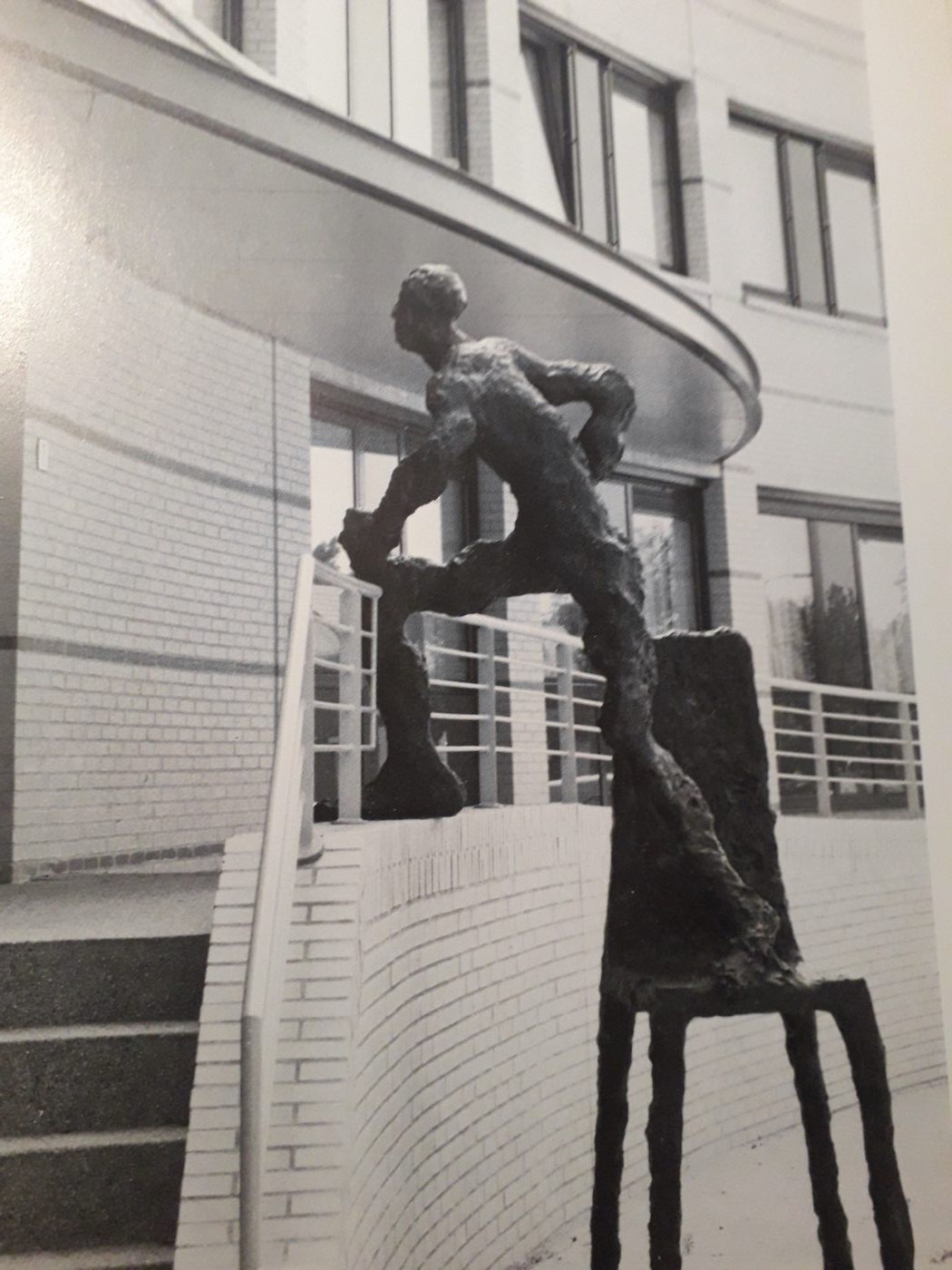 ‘Figuur die van een stoel stapt’, brons, Gemeentehuis Heiloo.