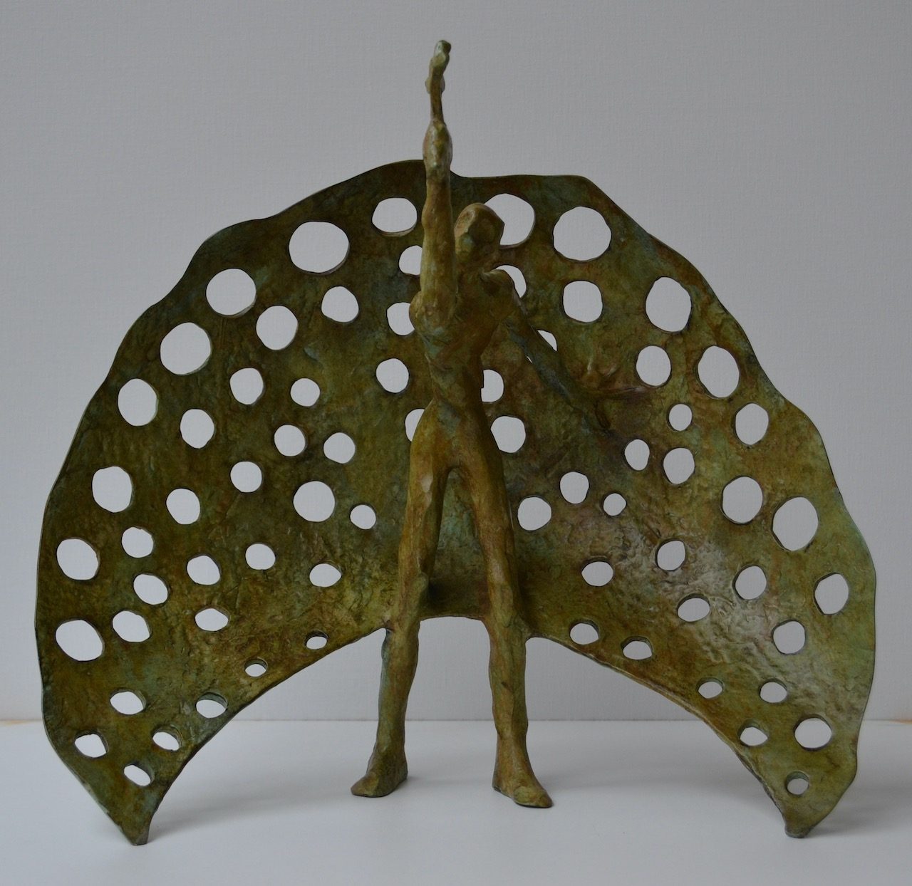Plaatsing sculptuur: 'Pronkende Pauw' Regina Pacis, Arnhem.
