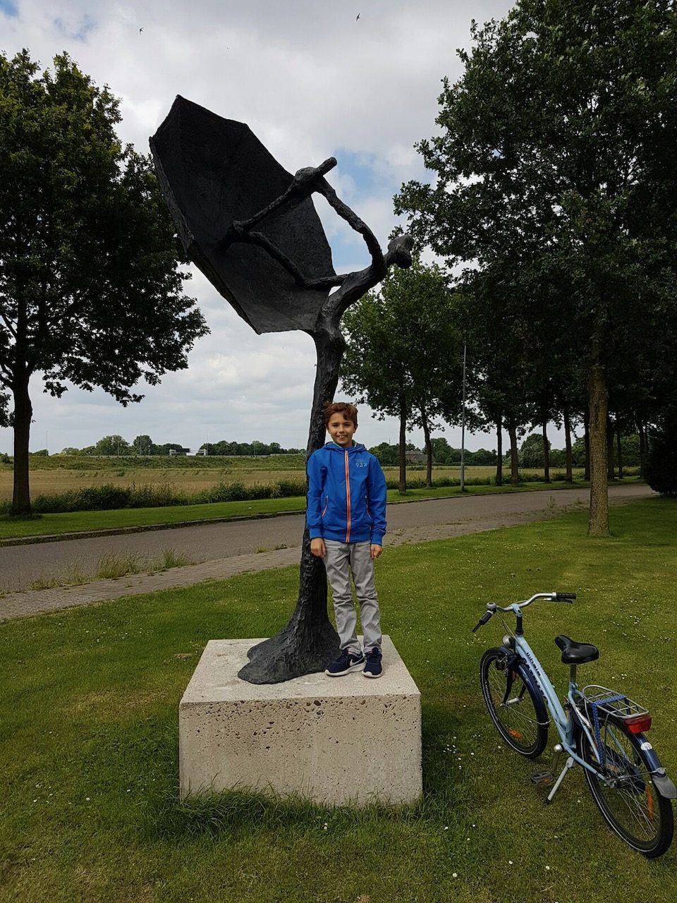 'Vrouw met paraplu', brons, Gemeente Beuningen.