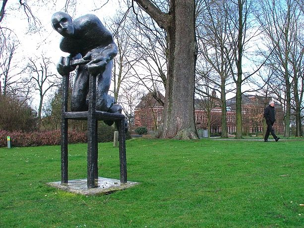 'De toeschouwer', brons, samen met een sculptuur van Liesbeth Pallesen geplaatst in het Westerpark, Amsterdam.