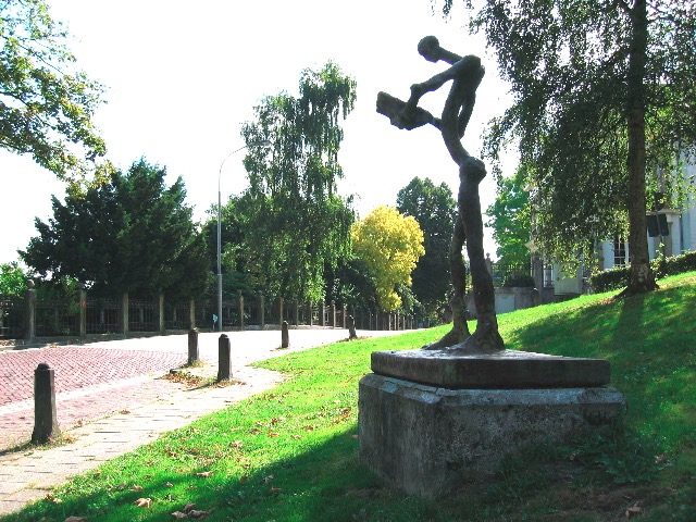'Een groot dichter zijn en dan vallen', brons, Gemeente Ubbergen. Het beeld is een hommage aan de schrijver Nescio. De t