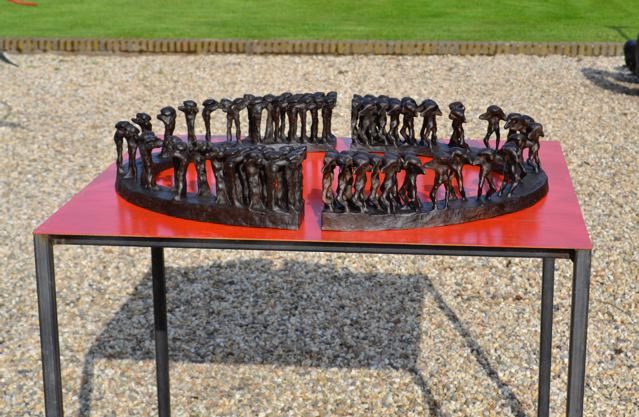 Maakt een serie grote sculpturen over Divinia Commedia, Inferno, van Dante.