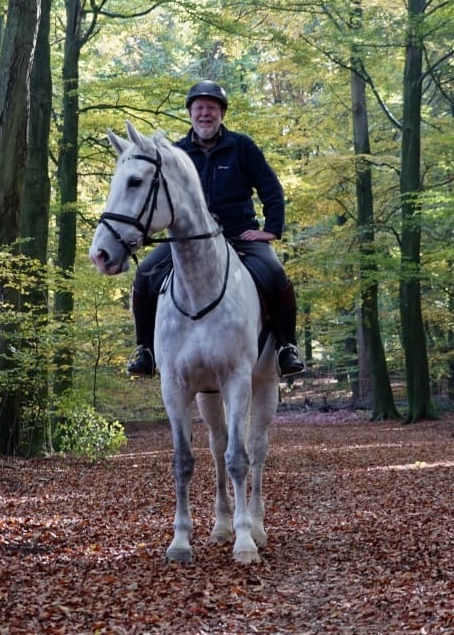 Blijft trouw aan zijn tweede passie, de paardensport.